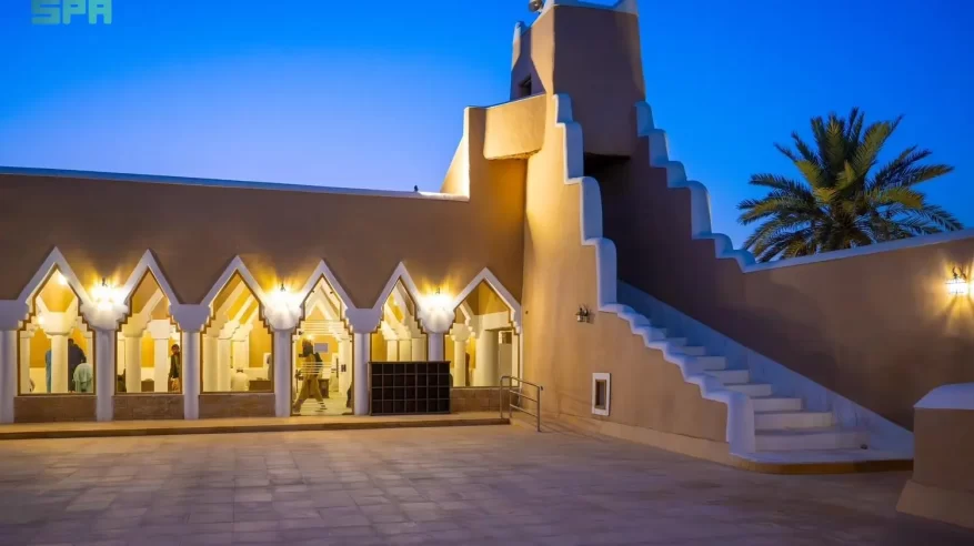 مشروع الأمير محمد بن سلمان يجدد المسجد القبلي.. ويحافظ على أصالته بجذوع الأثل والنخيل