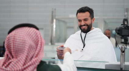 الجوازات.. خدمة إنسانية تصنع ابتسامة ضيوف الرحمن منذ اللحظة الأولى