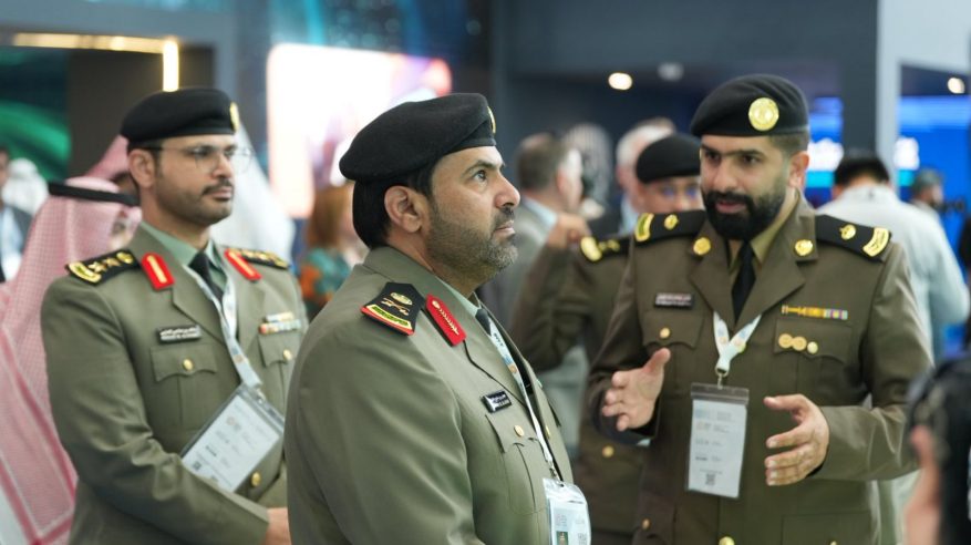وكيل وزارة الداخلية لشؤون الأفواج الأمنية يزور معرض الدفاع العالمي 2026
