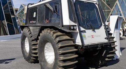 الدفاع المدني يستعرض العربة البرمائية متعددة المهام في معرض الدفاع العالمي 2026