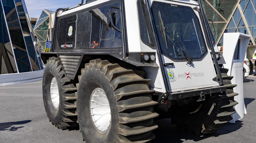 الدفاع المدني يستعرض العربة البرمائية متعددة المهام في معرض الدفاع العالمي 2026