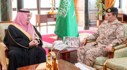  فهد بن سلطان يستقبل قائد المنطقة الشمالية الغربية