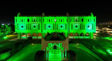 مبنى إمارة منطقة تبوك ‏يتزين بشعار التأسيس واللون الأخضر