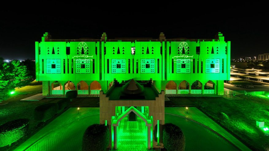 مبنى إمارة منطقة تبوك ‏يتزين بشعار التأسيس واللون الأخضر