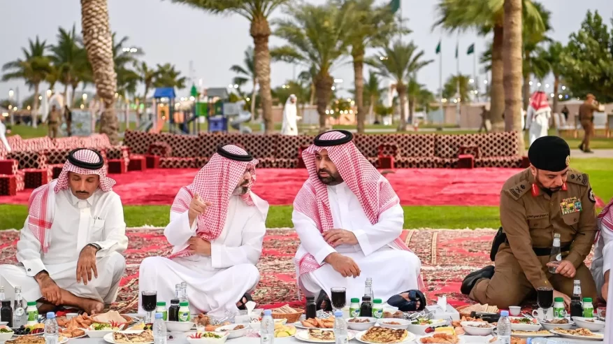 أمير جازان ونائبه يشاركان قادة ومنسوبي القطاعات الأمنية إفطارهم الرمضاني