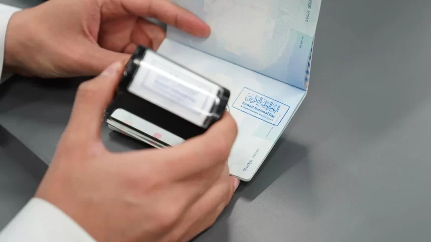 “الجوازات” تحتفي باليوم الوطني الكويتي الـ 65 في المنافذ الدولية