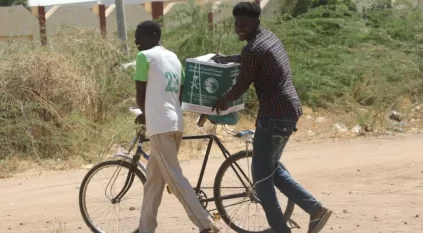 مركز الملك سلمان للإغاثة يوزع 340 سلة غذائية في الجزيرة السودانية