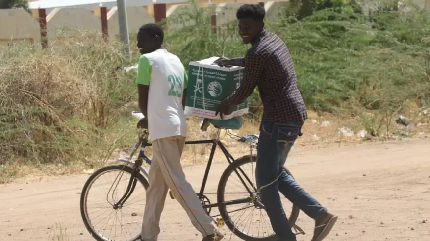 مركز الملك سلمان للإغاثة يوزع 340 سلة غذائية في الجزيرة السودانية