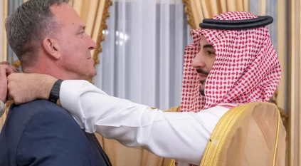 وزير الدفاع يُقلد قائد القيادة المركزية الأمريكية السابق وسام الملك عبدالعزيز من الدرجة الممتازة