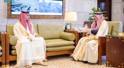 أمير منطقة الرياض يستقبل محافظ الدرعية