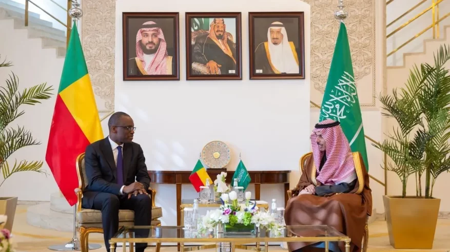 فيصل بن فرحان يستعرض علاقات التعاون الثنائي مع وزير خارجية بنين