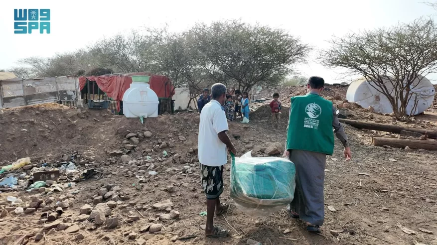 سلمان للإغاثة يوزع 100 حقيبة إيوائية و100 خيمة في حجة