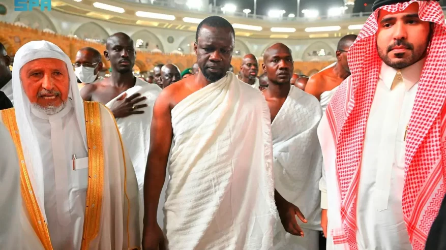 رئيس وزراء السنغال يؤدي مناسك العمرة