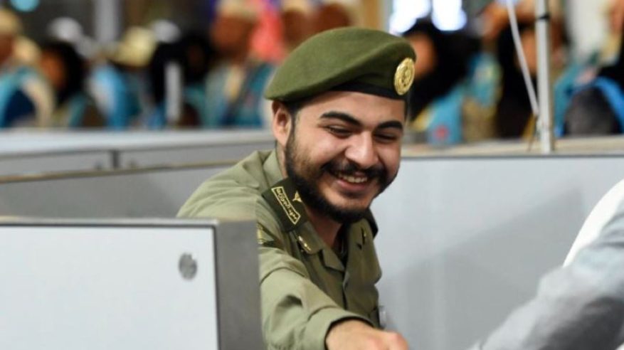 ابتسامة موظف الجوازات والسائح الألماني.. بوابة الانطباع الأول الإيجابي عن السعودية 
