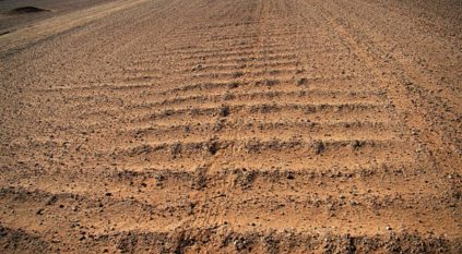 سبب تشكّل تموجات البطناج على الطرق غير المعبدة