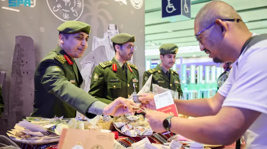 الجوازات تحتفي بيوم التأسيس في المنافذ الدولية