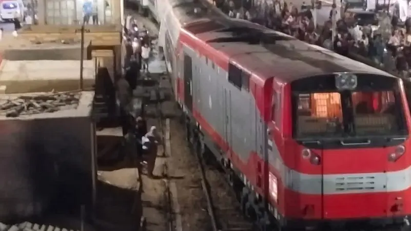خروج عربتي قطار عن القضبان بالأقصر المصرية