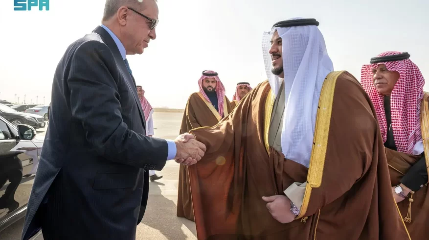 الرئيس التركي يغادر الرياض وفي مقدمة مودعيه نائب أمير المنطقة