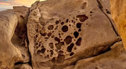 الرَزان.. متحف صخري مفتوح بالليث يجسّد التفاعل المستمر بين الرياح والماء والصخر