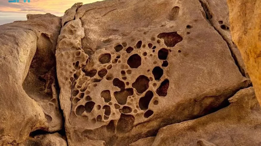 الرَزان.. متحف صخري مفتوح بالليث يجسّد التفاعل المستمر بين الرياح والماء والصخر