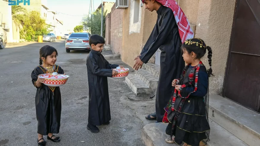 الطِّعْمة في رمضان.. عادة حائلية تعكس روح الجيرة والتكافل بين الأهالي