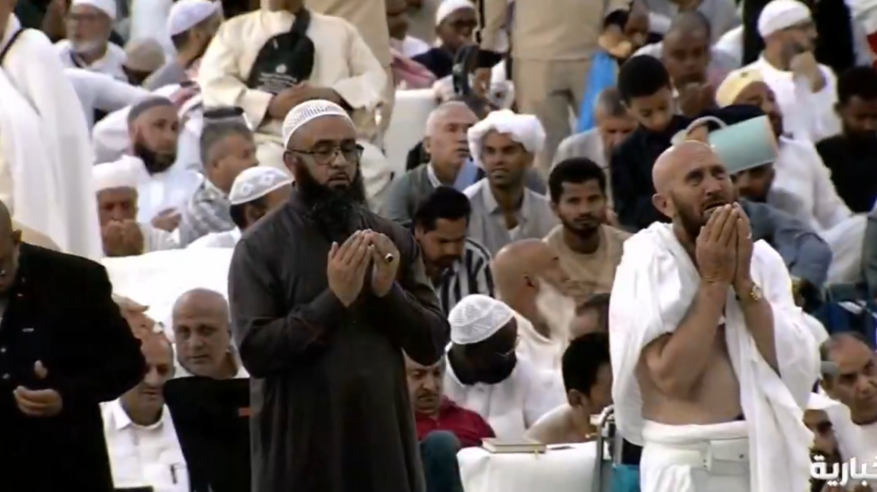 لقطات توثق دعوات ومشاعر المعتمرين والمصلين بالحرم المكي