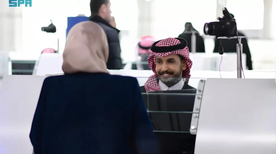 جوازات مطار الأمير محمد بن عبدالعزيز تستقبل ضيوف الرحمن القادمين للعمرة 