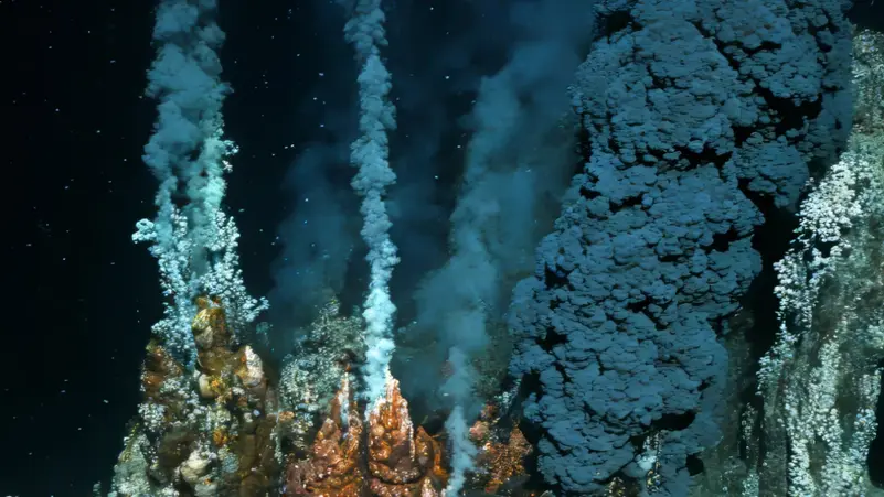 حدث غريب تحت سطح المحيط يُغذي الحياة فوقه