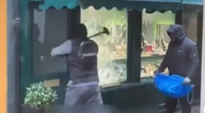 شاهد.. سطو بالمطارق في وضح النهار على محل مجوهرات بلندن