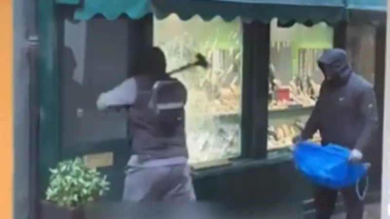 شاهد.. سطو بالمطارق في وضح النهار على محل مجوهرات بلندن