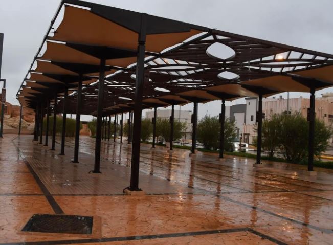 أمطار متفرقة على محافظة الأحساء