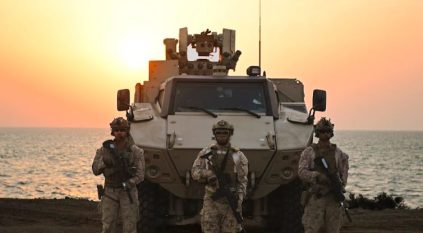 القوات البحرية ونظيرتها الأمريكية تنفذان التمرين البحري المختلط «المدافع الأزرق 26»