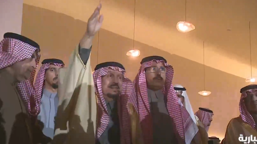 فيصل بن بندر يتفاعل مع العرضة السعودية بقصر الحكم احتفالًا بيوم التأسيس