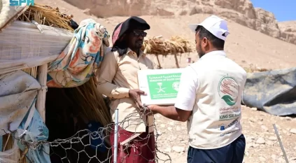 مركز الملك سلمان للإغاثة يوزع 1.700 كرتون تمر في حضرموت