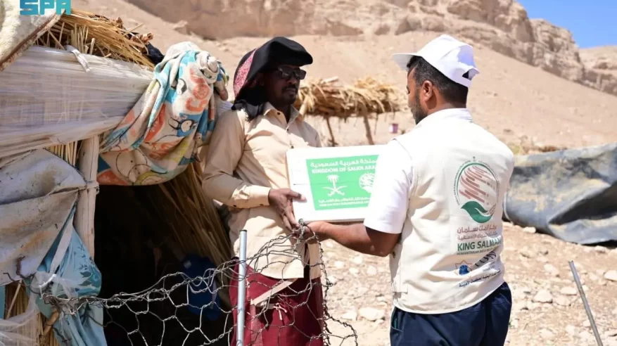 مركز الملك سلمان للإغاثة يوزع 1.700 كرتون تمر في حضرموت
