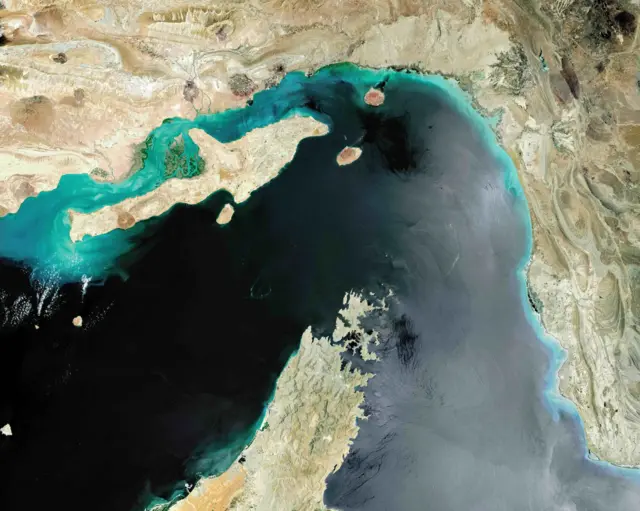 ترامب: مضيق هرمز مفتوح أمام حركة جميع السفن باستثناء إيران