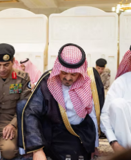 نائب أمير مكة المكرمة يشارك رجال الأمن الإفطار في المسجد الحرام