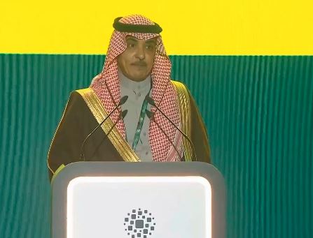 سلمان الدوسري يعلن إصدار وثيقة مبادئ الذكاء الاصطناعي في الإعلام