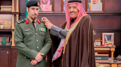 أمير الباحة يقلّد مدير سجون المنطقة رتبته الجديدة