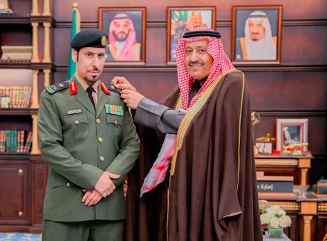 أمير الباحة يقلّد مدير سجون المنطقة رتبته الجديدة
