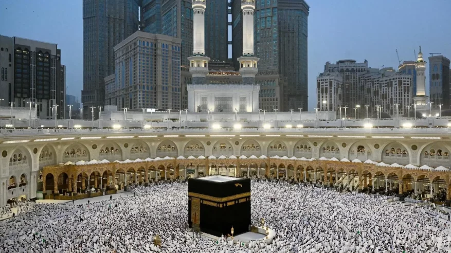 المسلمون يؤدون صلاة عيد الفطر بمختلف المناطق