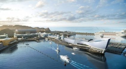 سلطنة عمان: 4 إصابات بطاقم سفينة تعرضت للاستهداف شمال ميناء خصب