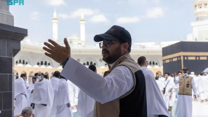 240 موظفًا وموظفة لخدمة ضيوف الرحمن في ساحات المسجد الحرام