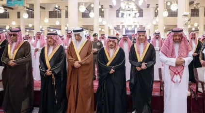 أمير الرياض يؤدي صلاة الميت على الأميرة نوره بنت عبدالعزيز بن عبدالرحمن آل سعود