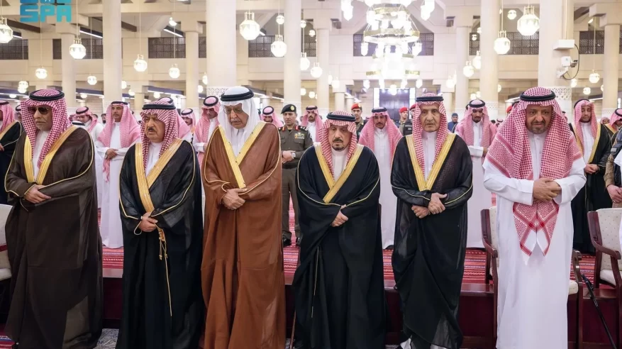 أمير الرياض يؤدي صلاة الميت على الأميرة نوره بنت عبدالعزيز بن عبدالرحمن آل سعود