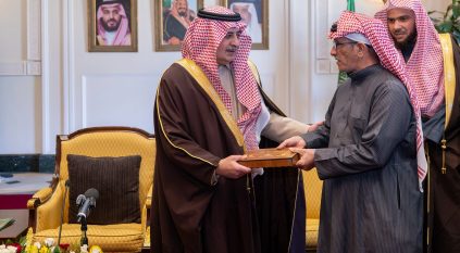 أمير تبوك يسلّم وثائق تملّك الوحدات السكنية للمستفيدين من تبرّع ولي العهد