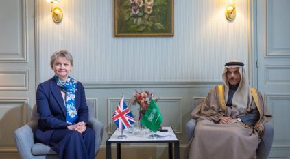 فيصل بن فرحان يستعرض العلاقات وتطورات الأحداث مع وزيرة خارجية بريطانيا
