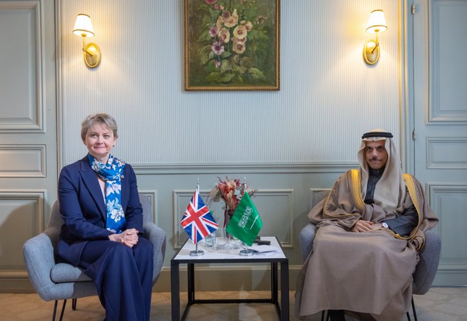 فيصل بن فرحان يستعرض العلاقات وتطورات الأحداث مع وزيرة خارجية بريطانيا