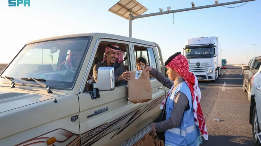 حرس الحدود ينفّذ مبادرة تفطير الصائمين عبر منفذ الحديثة