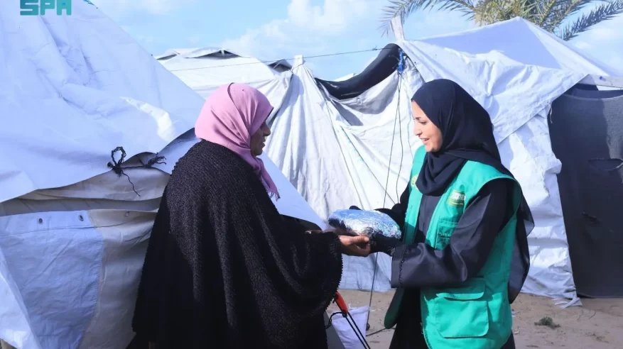 سلمان للإغاثة يوزع 24 ألف وجبة غذائية ساخنة في قطاع غزة